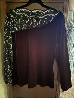The Pyramid Collection Black Lace Sequin Velvet Top xl